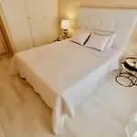Beachfront Seaview Litoralmar Apt, Fast Wifi, Airco, Pool, Private Parking דירה