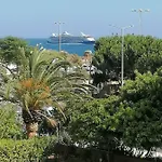 Beachfront Seaview Litoralmar Apt, Fast Wifi, Airco, Pool, Private Parking Appartement