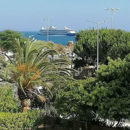 Beachfront Seaview Litoralmar Apt, Fast Wifi, Airco, Pool, Private Parking Apartment